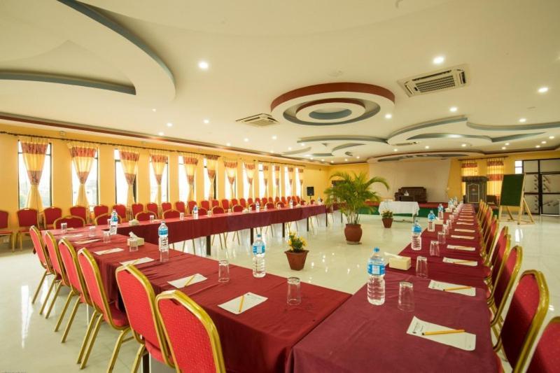 Hotel Royal Safari Chitwan Exterior photo