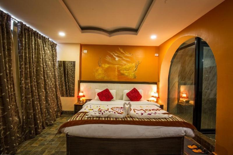 Hotel Royal Safari Chitwan Exterior photo
