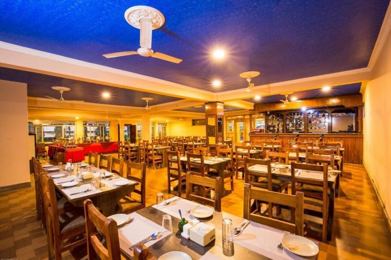 Hotel Royal Safari Chitwan Exterior photo