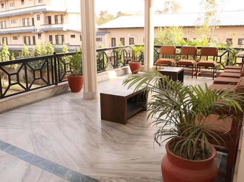 Hotel Royal Safari Chitwan Exterior photo