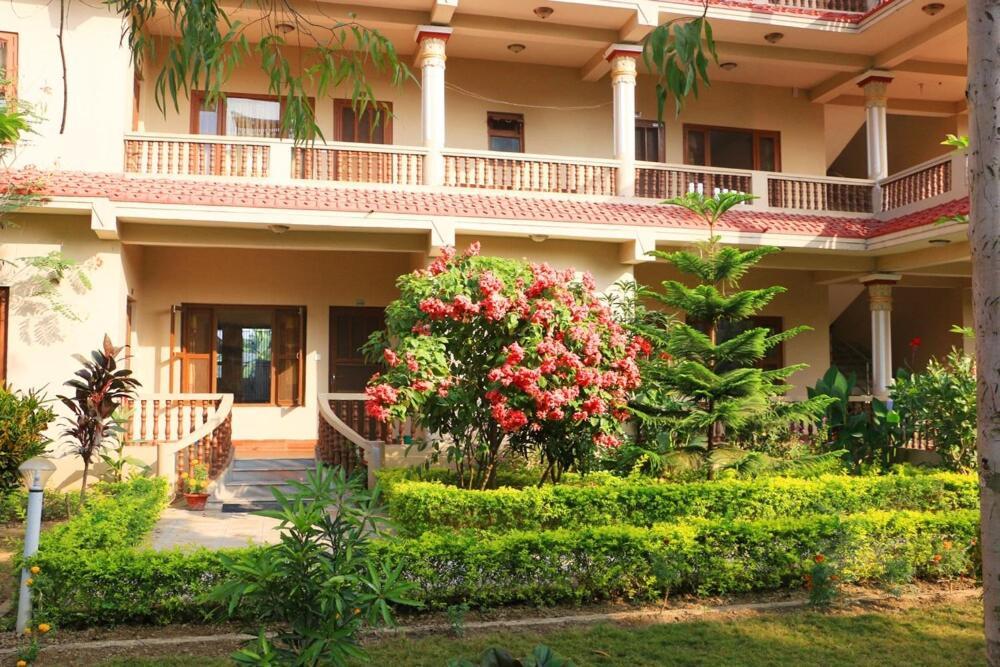 Hotel Royal Safari Chitwan Exterior photo