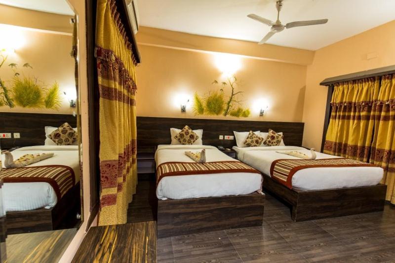 Hotel Royal Safari Chitwan Exterior photo